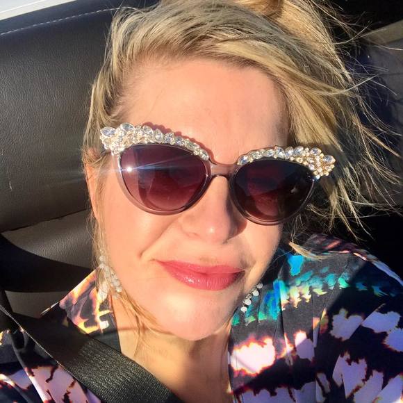 Meet your Posher, Leslie - Picture 2 of 2